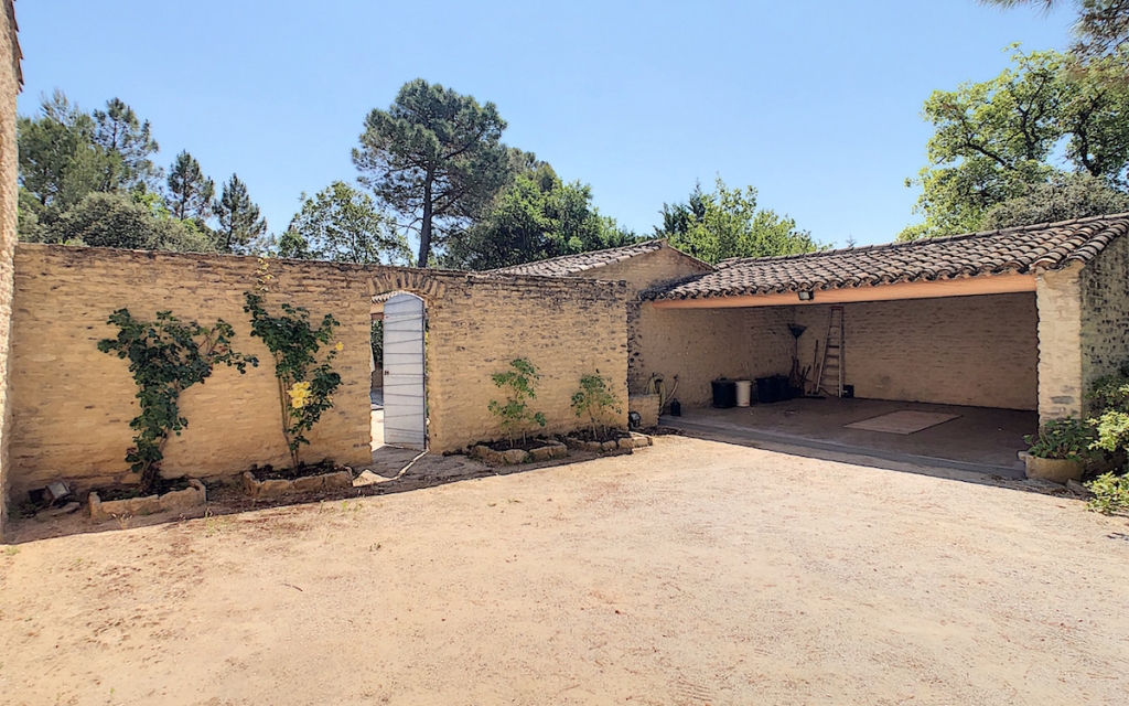 realestate-provence-gordes-court