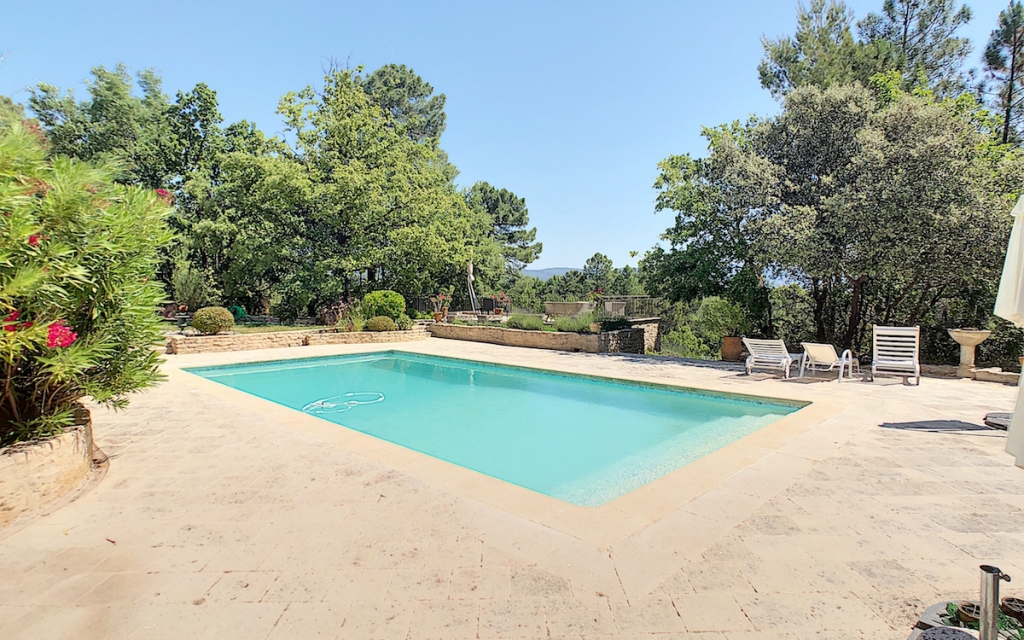 realestate-provence-gordes-swimmingpool