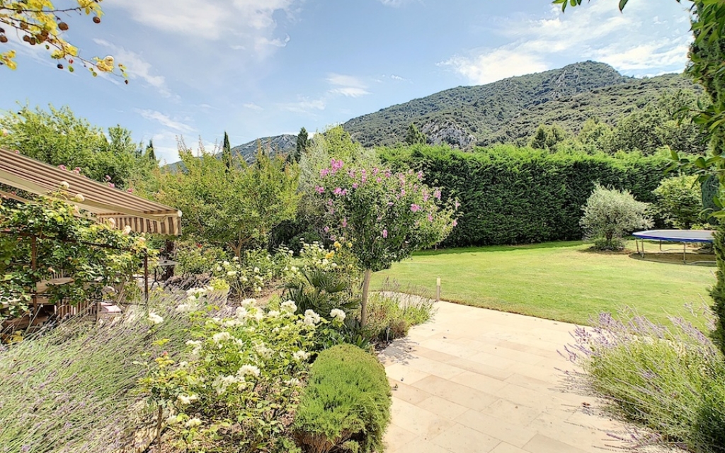 maubec house charm pool view